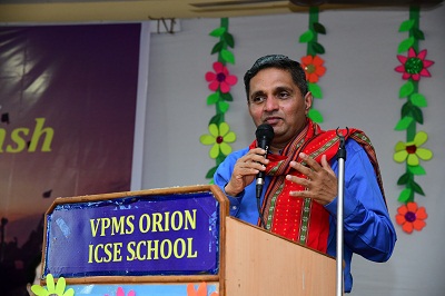 Dr. Harish Shetty addressing students